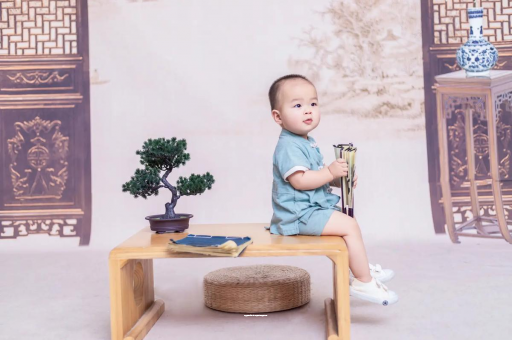 云梦女宝宝换尿布